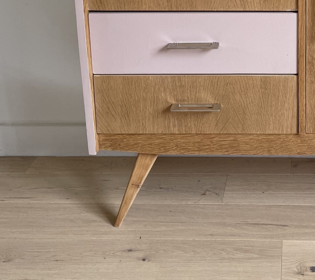 Pieds compas d'une commode scandinave