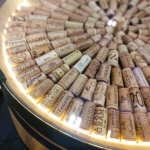 plateau de bar upcyclé avec des bouchons recyclés éclairé à la LED