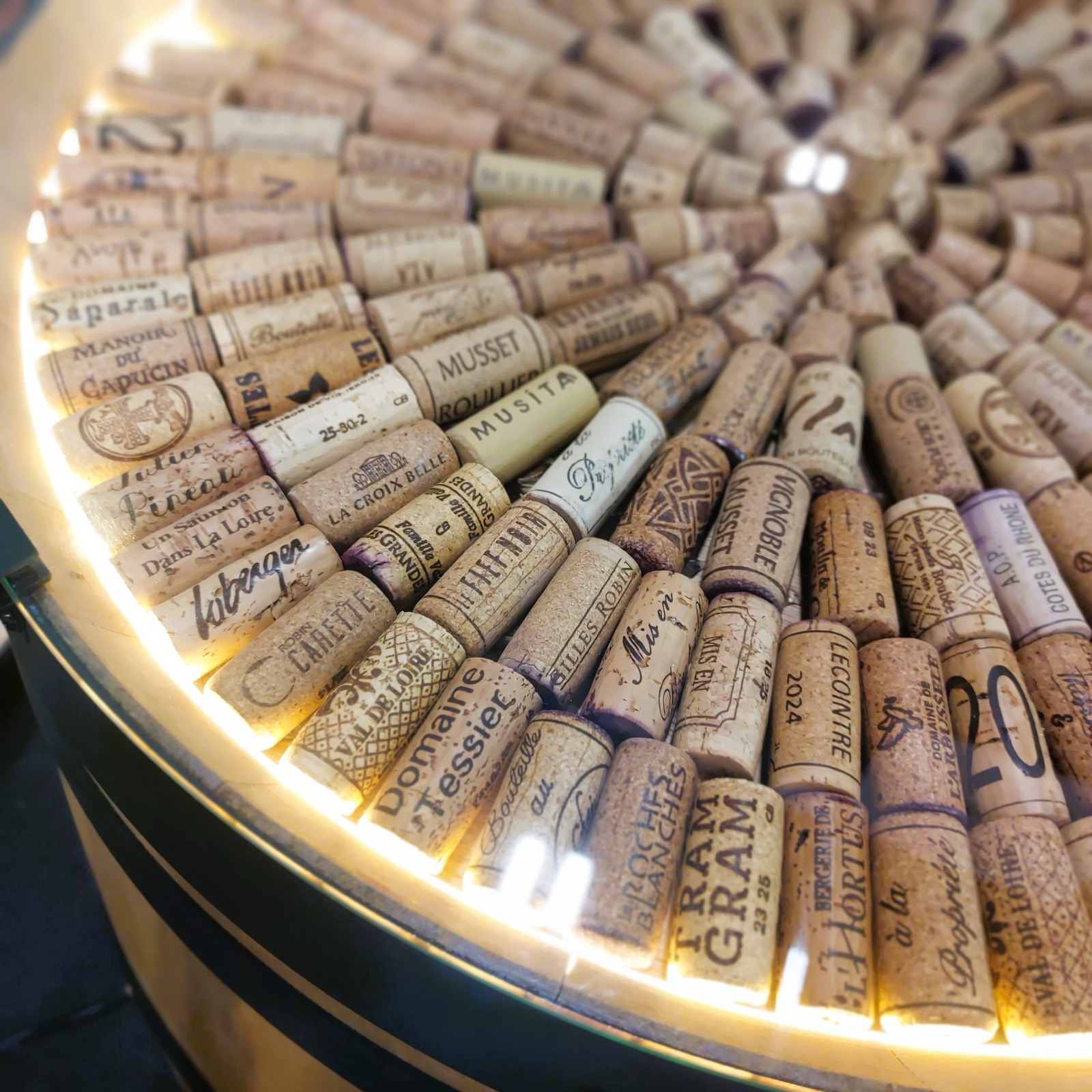 plateau de bar upcyclé avec des bouchons recyclés éclairé à la LED