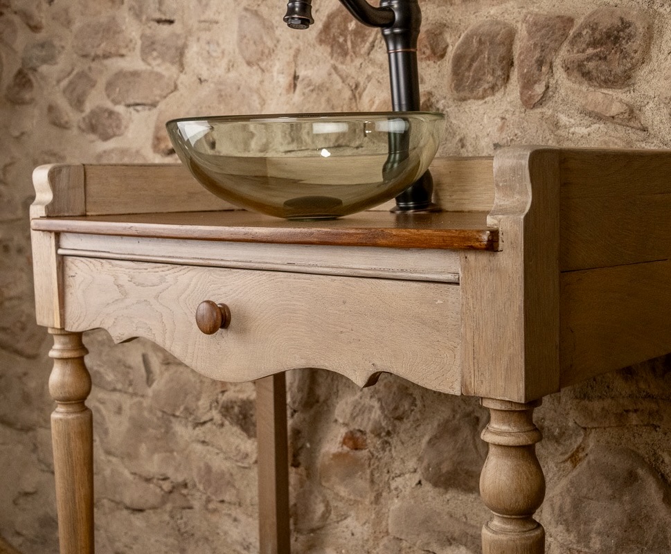 Meuble vasque de salle de bain rénové ancien