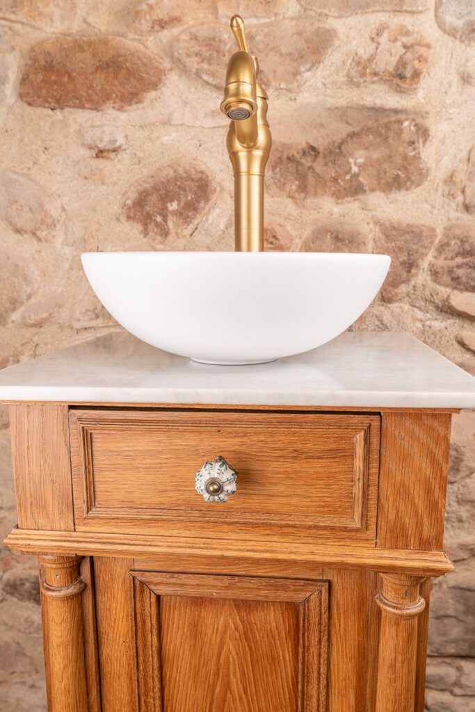 Meuble de salle de bain vintage rénové