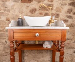 Meuble de salle de bain ancien : comment détourner une commode