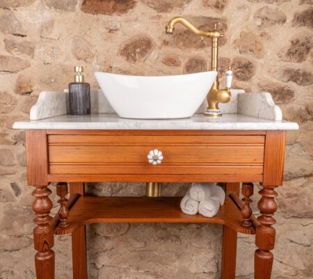 Meuble de salle de bain ancien : comment détourner une commode
