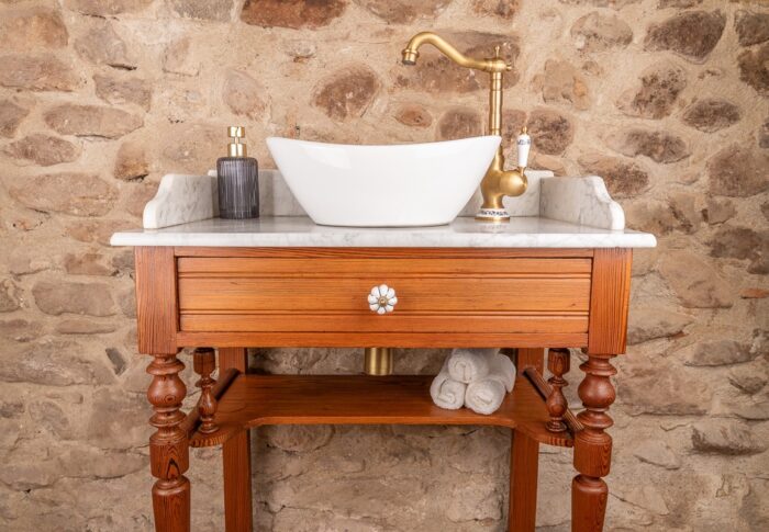 Meuble de salle de bain ancien : comment détourner une commode