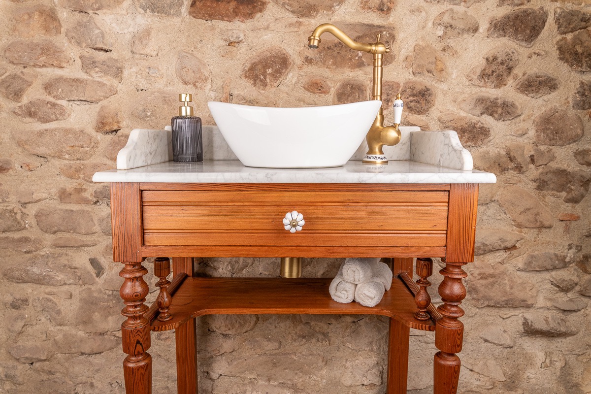 Meuble de salle de bain ancien rénové